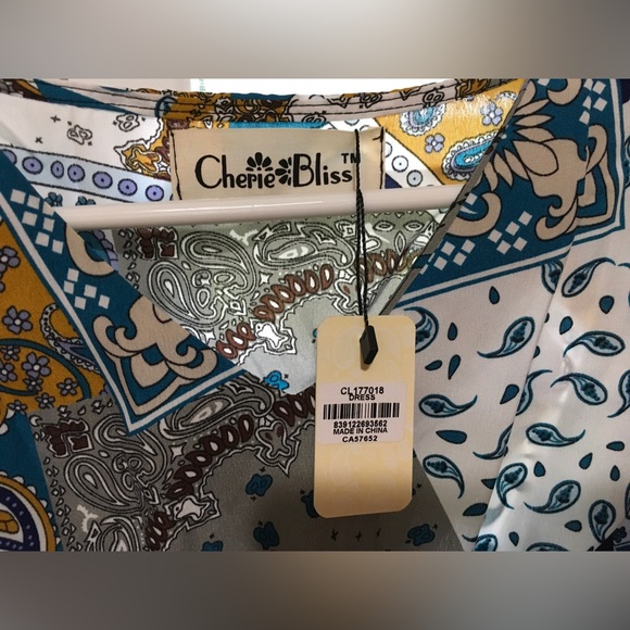 Cherie Bliss Flowing Asymmetrical Blouse. Geometric Print
Onesize fits most US14 - Picture 3 of 10